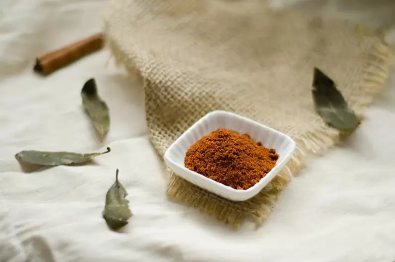 Cinnamon is a useful seasoning that contributes to the balance of insulin in the blood